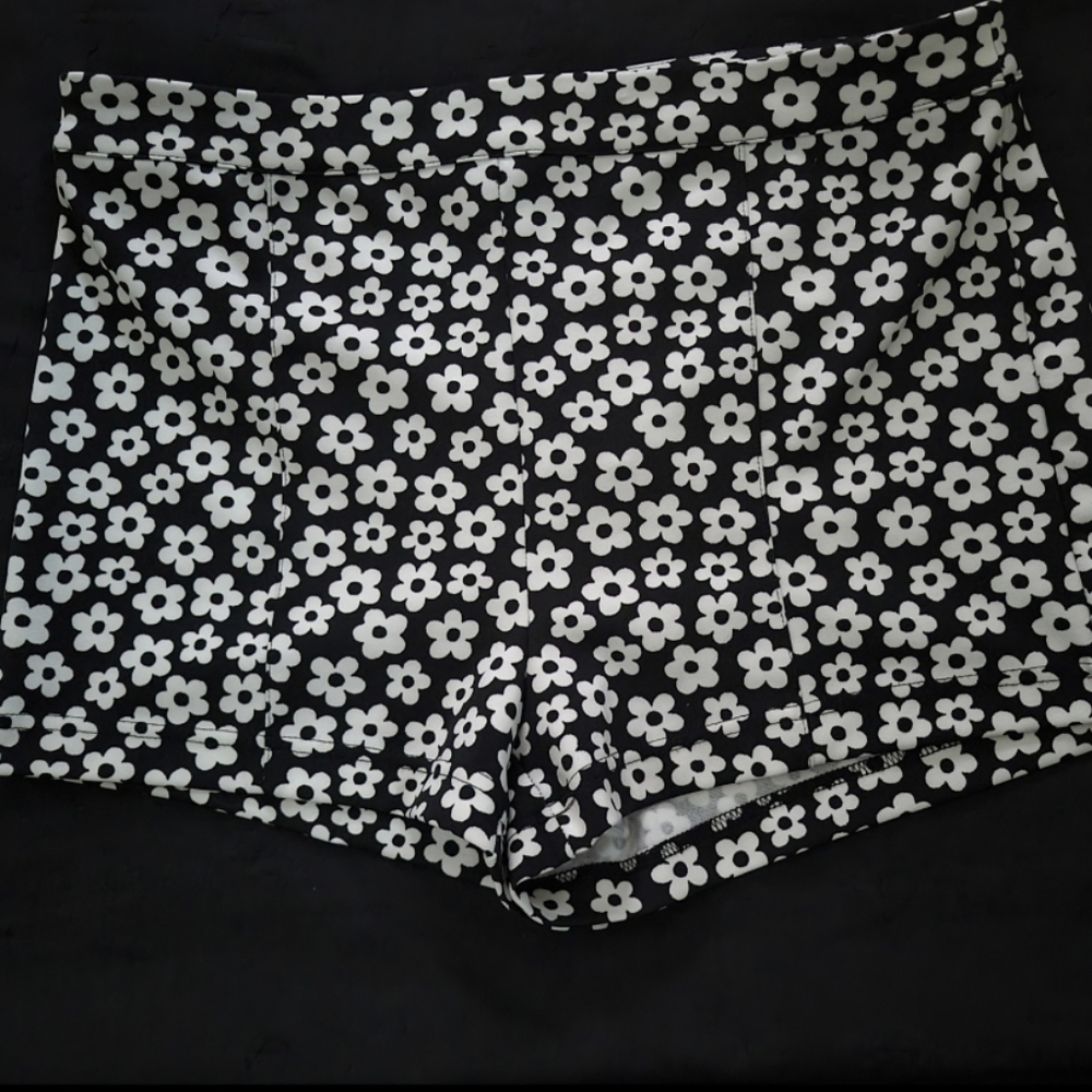 Forever 21 Black & White Daisy Shorts